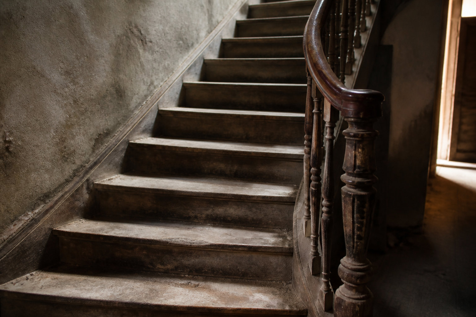 Rénover un escalier en bois : diagnostic et faisabilité sans ponçage