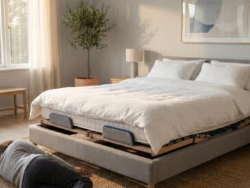 Une personne allongée près d'un sommier ergonomique dans une chambre lumineuse et moderne.