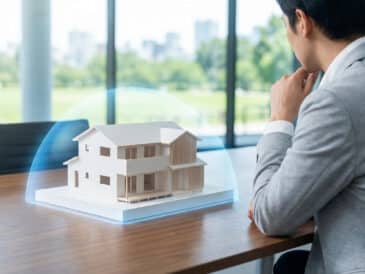 Un homme d'affaires regarde une maquette de maison protégée par un dôme lumineux symbolisant une assurance.
