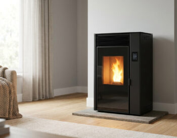Poêle à granulés noir moderne avec flammes visibles, installé dans un salon cosy avec un fauteuil confortable.