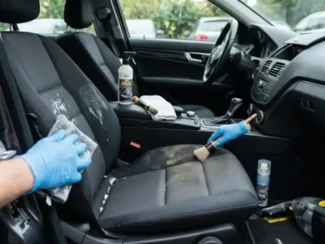 Nettoyer les sièges de voiture : méthodes efficaces, erreurs à éviter et conseils de pro