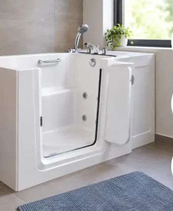 Baignoire à porte : prix, modèles et installation en 2026